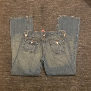 Jeans med fina fickor! - Fina jeans från soft grey i nyskick!   Mått: Benmått:98 cm Innerbensmått:74 cm Midjemått:80 cm