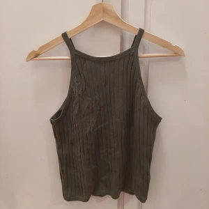 Grönt linne - Jätte snyggt grönt linne från H&M. Aldrig använd förut, lappen är kvar.  60kr+frakt