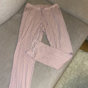 Snygga pyjamasbyxor strl S - Supersöta och snygga bekväma pyjamasbyxor ifrån Cubus. Strl S💕