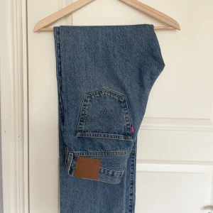 Levi’s 501❤️‍🔥 - Säljer mina Levi’s 501 (90s model)! För små för mig men hann inte lämna tillbaka! Endast använda en gång, nypris 1200 (köpta i höstas)🤍 skriv för frågor eller fler bilder!! 