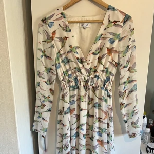 Sommarklänning Maxi - Jättefin sommrig klänning till att ha på en fin middag, bröllop, midsommar eller bara för att, aldrig använd då den är för lång för mig (168 cm) funkar med klackar dock 