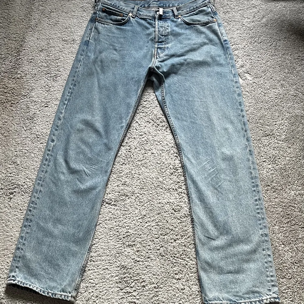Weekday jeans, modellen space. Inte använda särskilt mycket då de inte är min stil på jeans längre. Alltså bra skick. Storleken är W 33 L 34.. Jeans & Byxor.