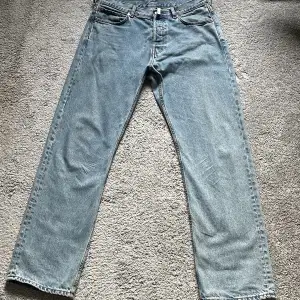 Weekday jeans, modellen space. Inte använda särskilt mycket då de inte är min stil på jeans längre. Alltså bra skick. Storleken är W 33 L 34.