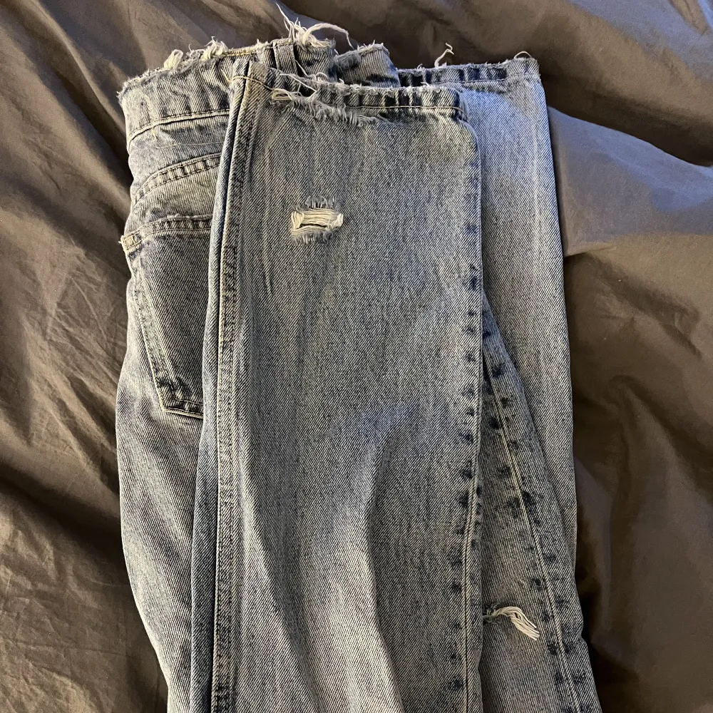 Zara low waist jeans! Dom har tyvärr aldrig kommit då dom är försmå😢 Storlek 36, skriv gärna för mer info & bilder 😍. Jeans & Byxor.