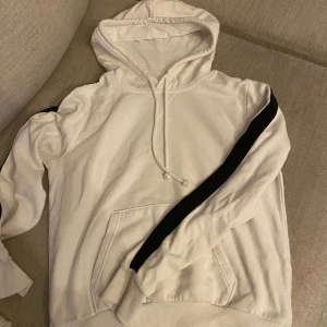 Cool streethoodie strl S🤍 - Cool hoodie i streetstyle. Använd fåtal ggr så i fint skick. Strl S🤍☘️