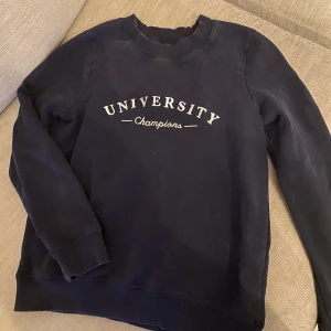 Collegetröja strl S!🦋🤍 - Snygg och classy collegetröja i strl S ifrån Gina Tricot🤍