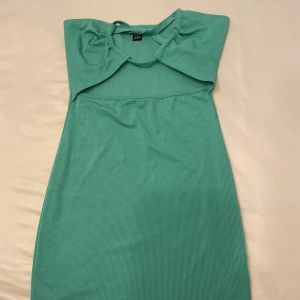 Sommar klänning  - Ribbad sommarklänning från SHEIN. Den är i storlek s/36 aldrig använd. Säljes för 40 kr 