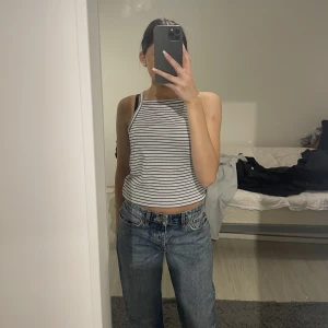 Randigt linne  - Randigt linne storlek Medium, köparen står för frakt - frakten som står nedan gäller inte 