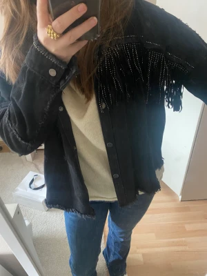 Fin vårjacka från Zara - Säljer min fina jacka från Zara, perfekt till våren. Jättesnygga detaljer och mycket fint skick.🥰