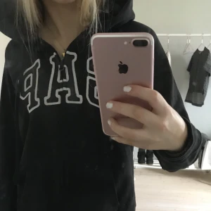 GAP zip hoodie  - Säljer denna svarta zip hoodie från gap🫶🏼🫶🏼