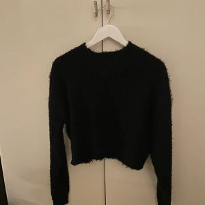 Svart (hårig) tröja  - Svart (hårig) tröja, väldigt mysig. 