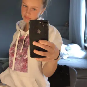 Denna superfina hoodie  från the cool elephant ”flower girl” kommer tyvärr ej till användning. Mycket fint skick och har används väldigt lite. Är i storlek S men passar XS-M skulle jag säga. Nypris är 599!  