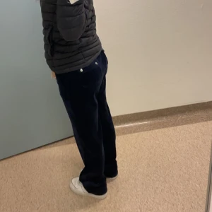 Juicy Byxor - säljer mina juicy byxor i färgen night sky då dom inte kommer till användning, använt dom 3 gånger inga defekter eller så, lite långa på mig som är 155, skriv för fler bilder😁❤️