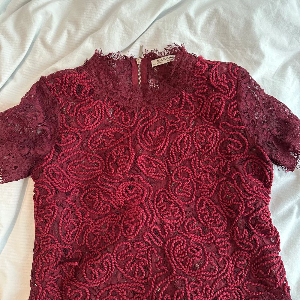 Fin vinröd topp ifrån zara i xs. Blusar.