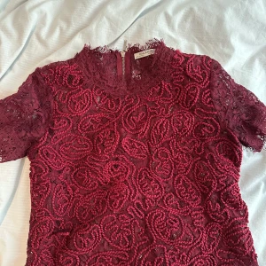 Blus - Fin vinröd topp ifrån zara i xs