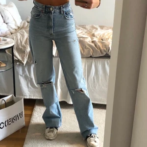 Zara vida jeans - Lånad bild!!! Säljer vida jeans med hål i från zara💕💕 fint skick