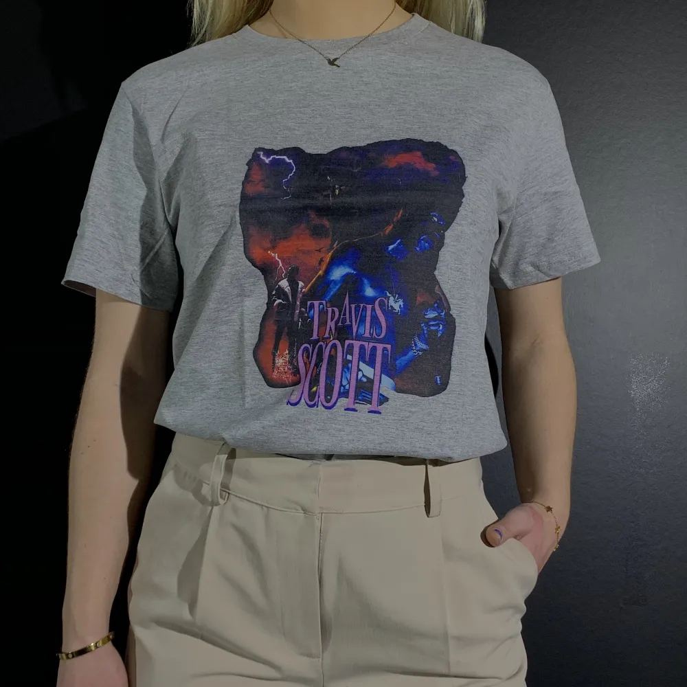 Gör dig redo för dessa snygga Travis Scott T-shirts. Unisexdesignen gör den lämplig för både tjejer och killar och det mjuka bomullsmaterialet ger en bekväm känsla hela dagen.    VIT- St L  GRÅ -St M  RÖD - St L  Svart - St L. T-shirts.