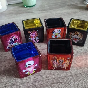 Ed hardy ljushållare - 6 stycken ljushållere i fint skick från Ed hardy. Alla säljs tillsammans