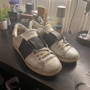 Valentino skor - Valentino skor i helt okej skick. Sitter som typ storlek 42 eller 42,5 skriv gärna för fler bilder eller om du har frågor