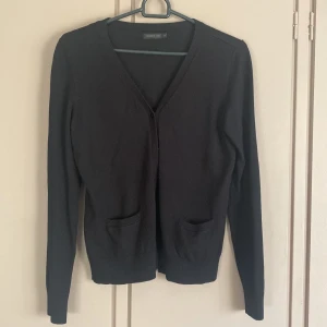 Svart kofta - Svart tunnare kofta med knappar