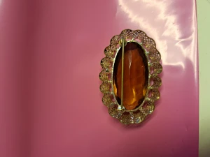 Stor Brosch🌞 - Hej alla glada ☺️ Här har jag en jättefin Brosch i guld?,Stor brun bling, aldrig använd 🌞 Storlek ca 8cm🌞 Vänligen kontakta mig innan köp🌞 Endast vanlig Swish då jag har för frankerade postpåsar hemma 🌞 vid frågor kontakta mig 🌞 Anki 