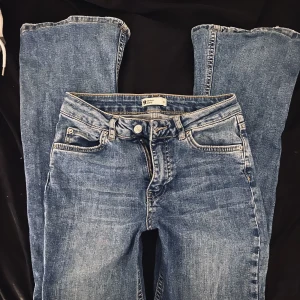 Gina tricot jeans - Jätte fina slutsålda midwaist bootcut jeans från gina köpt för ett bra tag sen, väldigt använda men fortfarande i väldigt bra skick! Säljer då dom blivit för små