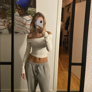 Off shoulder  - Super fin off shoulder tröja från hm!! Super skön & bekväm! Använd 1 gång så i bra skick! Frakt tillkommer på 54! ⚠️tryck ej på köp nu⚠️