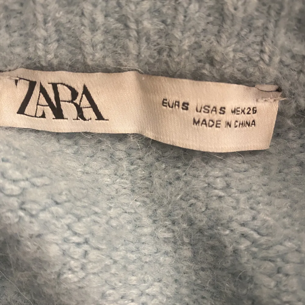 Superfin stickad tröja från Zara! Bra skick💕kan mötas upp i Jönköping eller frakta, köparen står för frakten💕. Stickat.