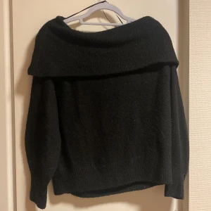 Stickad tröja - Off shoulder
