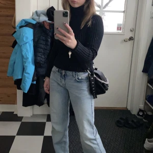 Svart ribbstickad polo  - Bra skick 