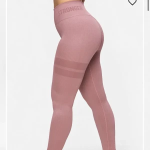 Träningstights  - Seamless träningstights från Stronger, använda fåtal gånger! Fint skick! (+ frakt) 🤗 Nypris: 599:-