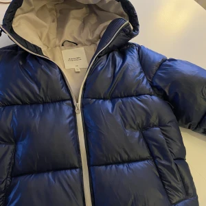 Hm jacka - Säljer min egendesignade mörkblåa jacka ifrån  vi hm my style❤️Varm och jätteskön, går att dra åt luvan och passar bra till sportlovet❤️använd endast 3 gånger så inga defekter alls. Nypriset är 799kr, mitt pris 500kr +frakt