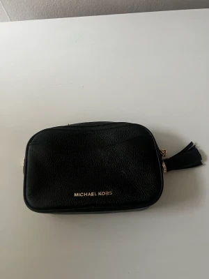 Michael Kors Väska - Säljer denna super fina Michael Kors väska! Aldrig använd, därmed helt nytt skick🤩Köpt för ca 1 500 kr