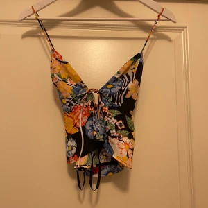 Topp  - Topp från superdown, oanvänd säljer då den är för liten. (Inte exakt samma som på dom två sista bilderna men de va lättare att visa dens passform på så sätt då ja inte får på mig den)