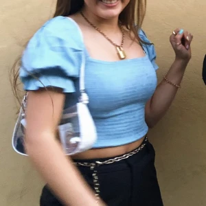 Blå kort topp  - En så härlig blå topp som är tajt men stretchig vid brösten o magen, men ballongärmar och axlar 🥰 så fin nu till våren och sommaren. Använt skick men inga fel! Köpt från bikbok i strl S. 