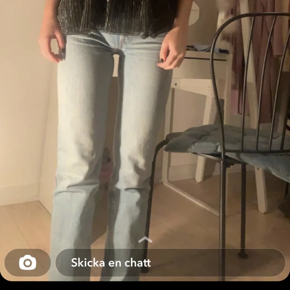 Säljer dessa supersnygga lågmidjade jeans från asos. Endast använd någon gång!!. Farkut & Housut.