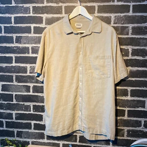 Weekday skjorta  - Tja säljer denna fina Linne/viskos skjortan Perfekt nu till våren  Skjortan är från weekday och är i storlek M Knappt använd, otroligt fint skick  150 och den är din🙌🏼🙌🏼