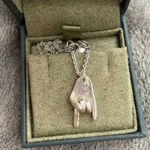 Halsband ”Rock on” Maria Nilsdotter  - Intressekoll på mitt fina ”rock on” halsband från Maria Nilsdotter! Köpte för ca 3 år sen men är väl omhändertaget , är i väldigt bra skick!!  Köpte för ca 1700kr. Har för mig att detta inte går att köpa längre på Maria Nilsdotter hemsida!💗💗💗💗