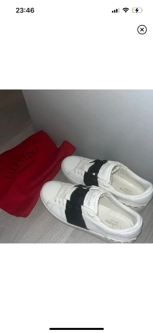 VALENTINO - Hej! Säljer ett par valentino skor här, köptes på Plick men är för små för mig. Storlek 37❤️