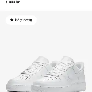 Använt skick!! Air force använda en sommar! Går såklart att både tvätta skosnören och skorna mer för att fräscha upp! Skriv för mer bilder❤️ Nypris hos nike 1349:-