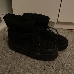 Vinterskor knappt använda  - Kolla info på andra bilden, Jätte snygga trendiga skorna från H&M säljes. Skorna är i storlek 40 passar mig som har 39/40, i priset ingår spårbar frakt på 2kg 