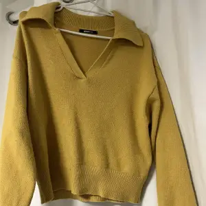 Säljer en gul stickad tröja från Gina tricot. Använd ett antal gånger men i bra skick! Säljer för 100kr +frakt