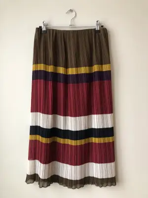 Fin mjuk plisserad kjol från Mango, med underkjol. Midja: 70 cm (men det är resår så kan dras ut till 100cm) Längd: 75 cm