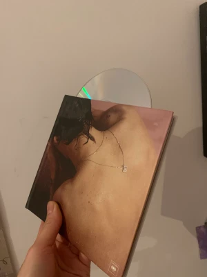 Harry styles album hs1 - Cd-skiva med en ”booklet”, dvs tillkommer en liten bok med bilder från behind the scenes av hs1, skivan är aldrig använd och boken i bra skick!🌟