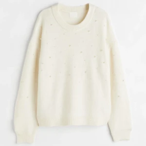 Stickad tröja - Stickad tröja från H&M, använd men fint skick💘