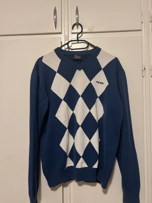 Vintage peak performance sweater - Tjena! Säljer min vintage sweater från peak performance. Hör av er vid intresse! 🔵 Storlek M  Skick 8/10