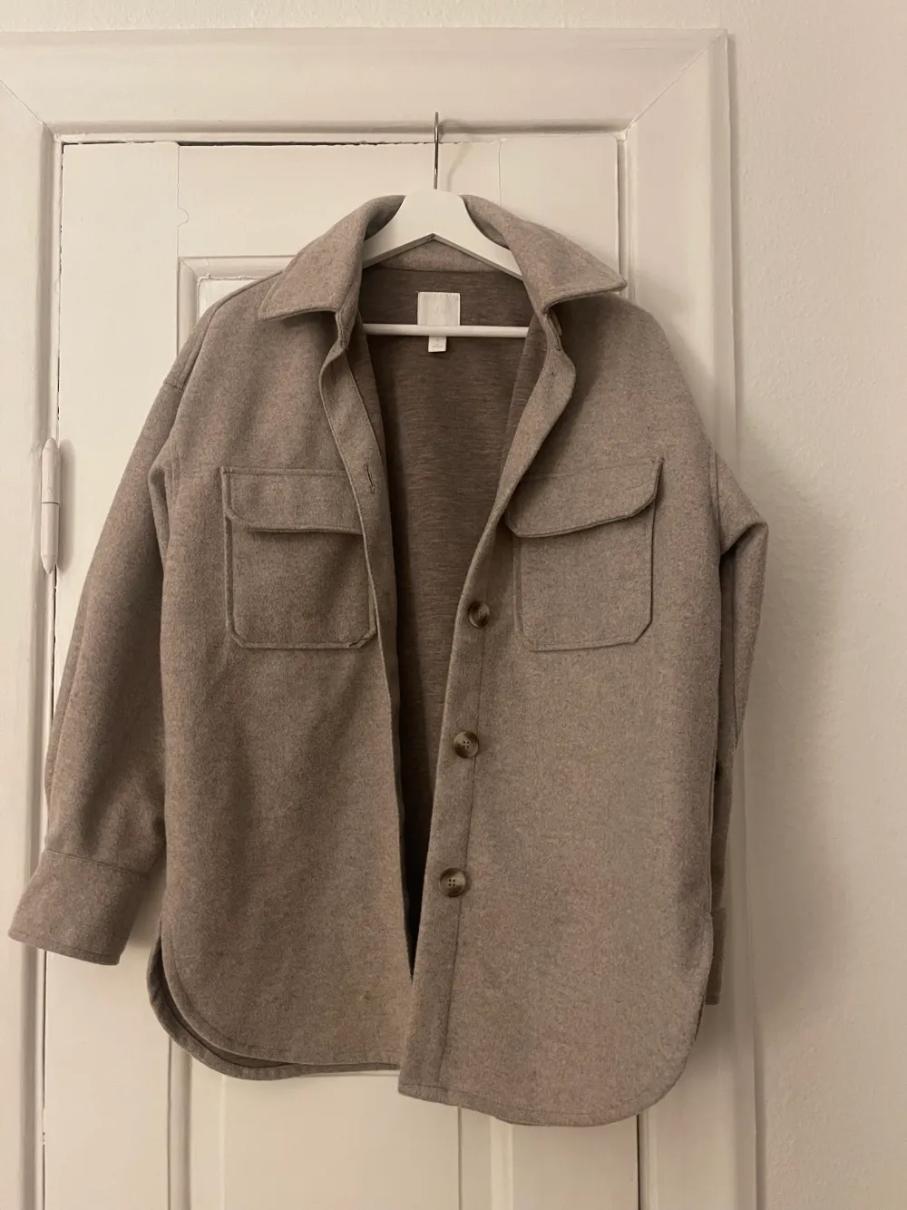 En vår/ höst jacka i skjortmodell från H&M. Oversize i modellen/ rak modell. Jackor.