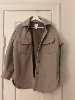 En vår/ höst jacka i skjortmodell från H&M. Oversize i modellen/ rak modell