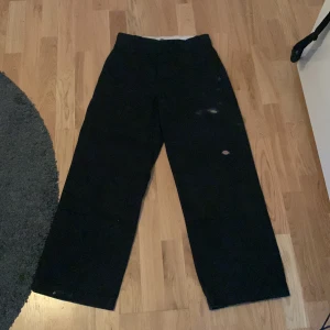 Dickies byxor  - Dickies byxor i w28 l30 som inte används längre dom har ett litet hål vid vänster ficka 