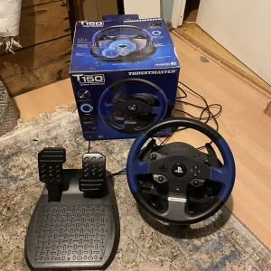 Ratt o pedaler - Komplett ratt och pedaler från thrustmaster. Nypris: 2300kr Kom med bud från 600kr